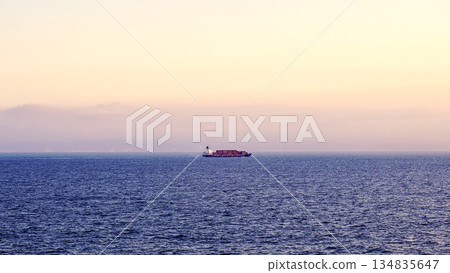 清晨，油輪在海上航行。 134835647