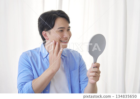 男人照鏡子，20 多歲，美女 134835650