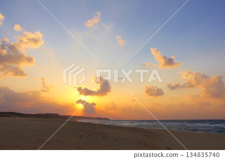美麗的海灘日落 美麗的海灘日落 134835740