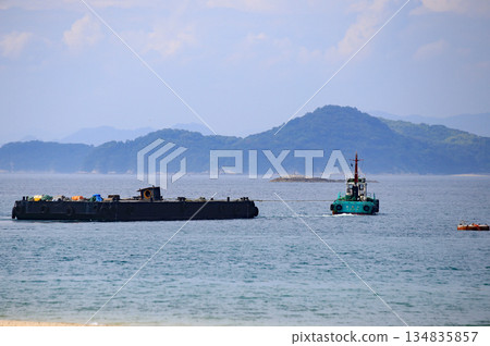 瀨戶內海中航行的拖船和駁船 134835857