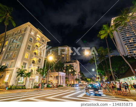 夏威夷，威基基，庫希奧大道的夜晚（一些柔焦） 134835873