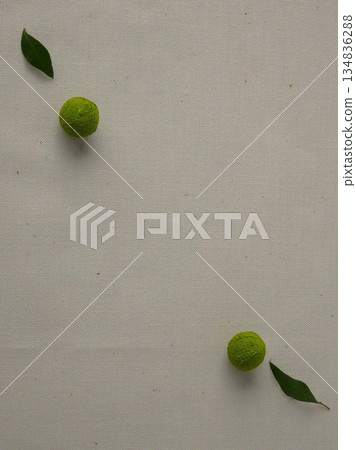 天然縐紗球和南天竹葉背景材料 134836288