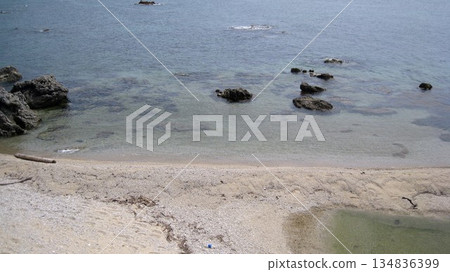 平靜的海面和奇特的岩石 平靜的海面和奇特的岩石 134836399