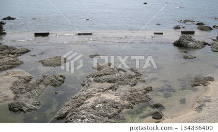 平靜的海面和奇特的岩石 平靜的海面和奇特的岩石 134836400