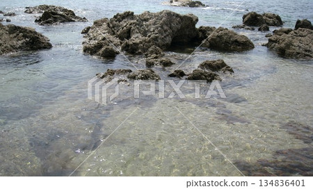平靜的海面和奇特的岩石 134836401