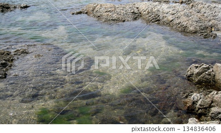 平靜的海面和奇特的岩石 平靜的海面和奇特的岩石 134836406