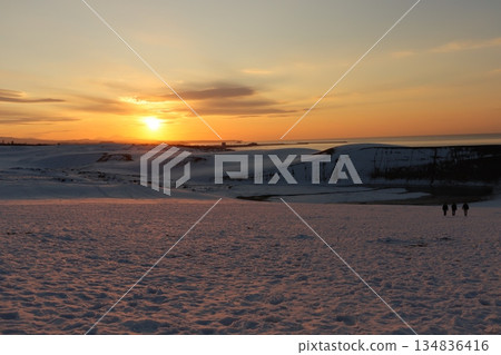 冬日傍晚，鳥取沙丘的景色，積雪染成了淡淡的粉紅色。 134836416