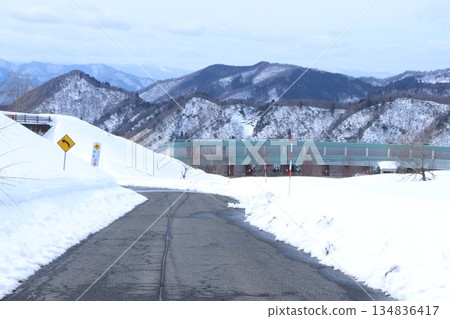 仙之瀨山白雪皚皚的山坡和筆直的瀝青路 134836417