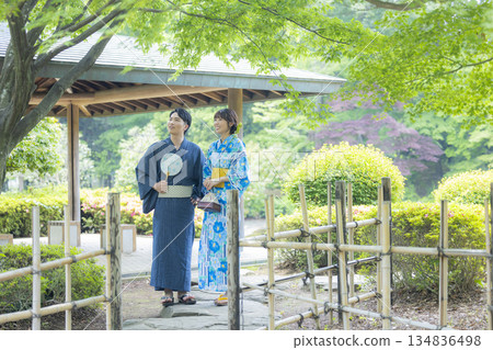 穿著浴衣約會的男女 134836498