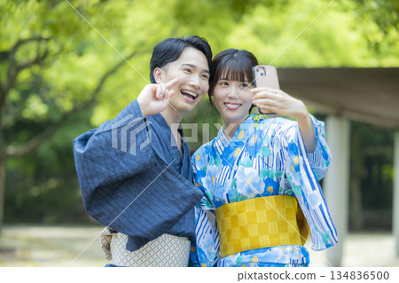 Men and women on a date in yukata 134836500
