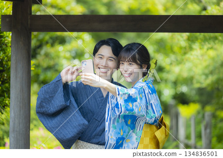 穿著浴衣約會的男女 134836501