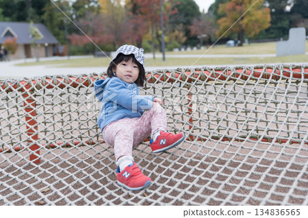 日本女孩在公園的遊樂設施上玩耍 134836565