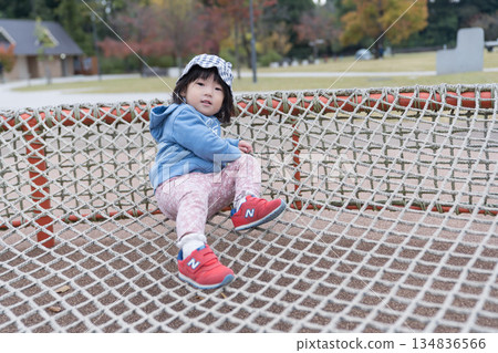 日本女孩在公園的遊樂設施上玩耍 134836566