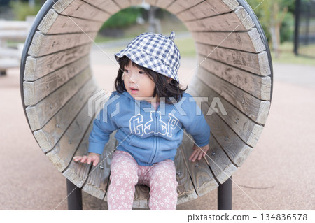 日本女孩在公園的遊樂設施上玩耍 134836578