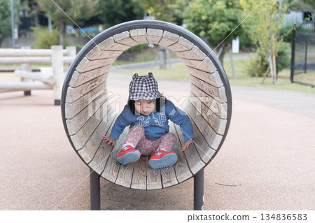 日本女孩在公園的遊樂設施上玩耍 134836583