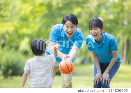 身穿藍色polo衫的男女工作人員正在和孩子們玩耍 134836665