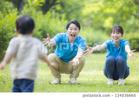 身穿藍色polo衫的男女工作人員正在和孩子們玩耍 身穿藍色polo衫的男女工作人員正在和孩子們玩耍 134836668