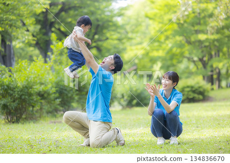 身穿藍色polo衫的男女工作人員正在和孩子們玩耍 身穿藍色polo衫的男女工作人員正在和孩子們玩耍 134836670