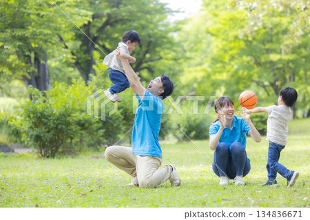 身穿藍色polo衫的男女工作人員正在和孩子們玩耍 134836671