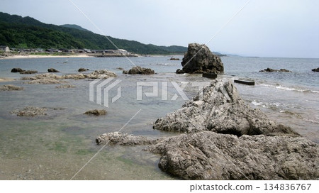 沿海村莊、平靜的海面、奇特的岩石地形和山脈 沿海村莊、平靜的海面、奇特的岩石地形和山脈 134836767