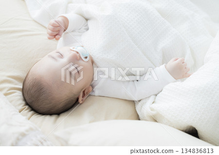 嬰兒躺在床上 134836813