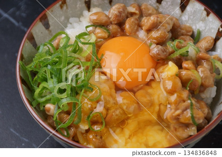納豆和米飯配生雞蛋 納豆和米飯配生雞蛋 134836848