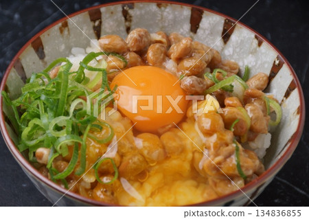 納豆和米飯配生雞蛋 134836855