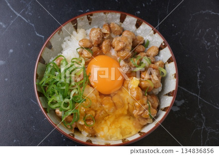 納豆和米飯配生雞蛋 134836856