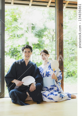 Couple in yukata on the veranda 134836861