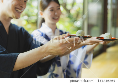 陽台上穿著浴衣的夫婦 134836865