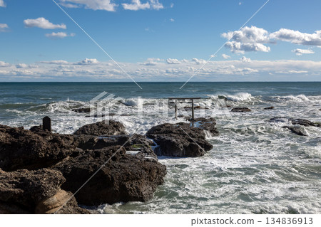 上磯鳥居和白雲在波濤洶湧的海面上閃耀 [茨城縣大洗海岸] 134836913