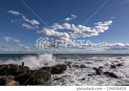 上磯鳥居和白雲在波濤洶湧的海面上閃耀 [茨城縣大洗海岸] 134836919