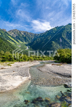 Looking up at the Hotaka mountain range (Okuhotakadake and Tsuri Ridge) from the Azusa River. Kamikochi Nature Trail. Forest bathing walk. 134837055