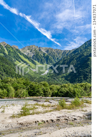 Looking up at the Hotaka mountain range (Okuhotakadake and Tsuri Ridge) from the Azusa River in Konashidaira. Kamikochi Nature Trail. Forest bathing walk. 134837071