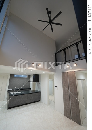 時尚的客廳，配有寬敞的中庭 134837141