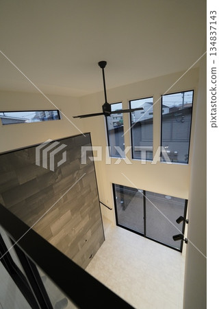 一棟寬敞的兩層樓房，擁有開放式天花板和自由空間 134837143