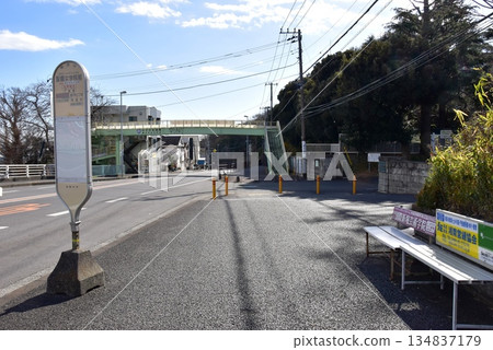 神奈川縣藤澤市：禦園女學院巴士站、國道467號線、禦園人行天橋 134837179