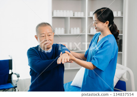 octor consulting with patient Back problems Physical on the bed in clinic therapy concept octor consulting with patient Back problems Physical on the bed in clinic therapy concept 134837554