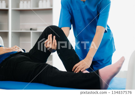 octor consulting with patient Back problems Physical on the bed in clinic therapy concept octor consulting with patient Back problems Physical on the bed in clinic therapy concept 134837576