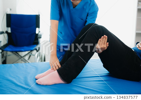 octor consulting with patient Back problems Physical on the bed in clinic therapy concept octor consulting with patient Back problems Physical on the bed in clinic therapy concept 134837577
