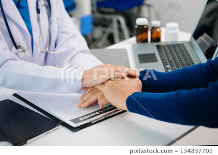Asian female hands touching old male hand Helping hands take care of the elderly concept Asian female hands touching old male hand Helping hands take care of the elderly concept 134837702