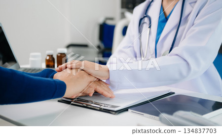 Asian female hands touching old male hand Helping hands take care of the elderly concept Asian female hands touching old male hand Helping hands take care of the elderly concept 134837703