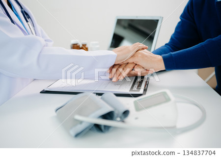 Asian female hands touching old male hand Helping hands take care of the elderly concept Asian female hands touching old male hand Helping hands take care of the elderly concept 134837704