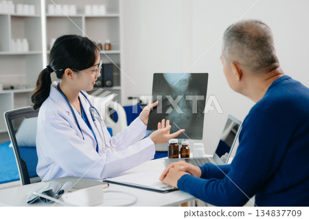 Female doctors, specialists in treatment, make an appointment to meet patients after x-ray and explain medical information Medicine and health care concept Female doctors, specialists in treatment, make an appointment to meet patients after x-ray and explain medical information Medicine and health care concept 134837709