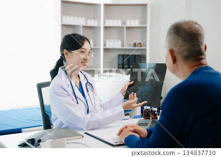 Female doctors, specialists in treatment, make an appointment to meet patients after x-ray and explain medical information Medicine and health care concept Female doctors, specialists in treatment, make an appointment to meet patients after x-ray and explain medical information Medicine and health care concept 134837710