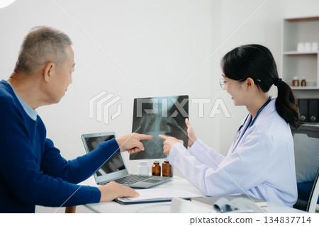 Female doctors, specialists in treatment, make an appointment to meet patients after x-ray and explain medical information Medicine and health care concept Female doctors, specialists in treatment, make an appointment to meet patients after x-ray and explain medical information Medicine and health care concept 134837714