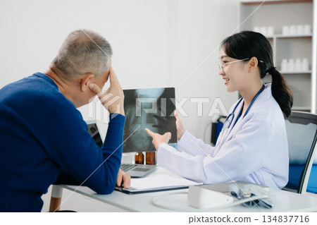 Female doctors, specialists in treatment, make an appointment to meet patients after x-ray and explain medical information Medicine and health care concept 134837716
