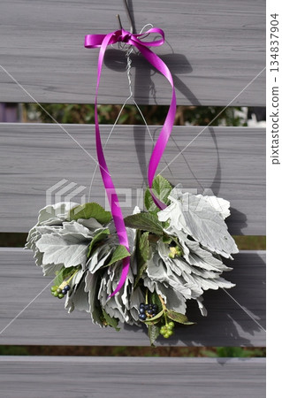 Swag of white daisy and lantana fruit 134837904