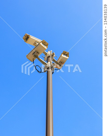 安裝在城市建築物中的安全攝影機 134838139