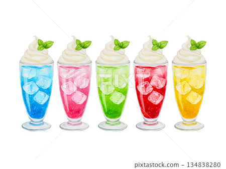 色彩繽紛的蘋果酒漂浮飲料盛放在玻璃杯中 134838280